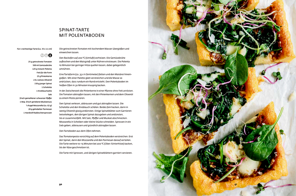 Rechteckige Teigstücke mit geschmolzenem Käse und frischem Gemüse, serviert auf Backpapier. Daneben ein Rezept.