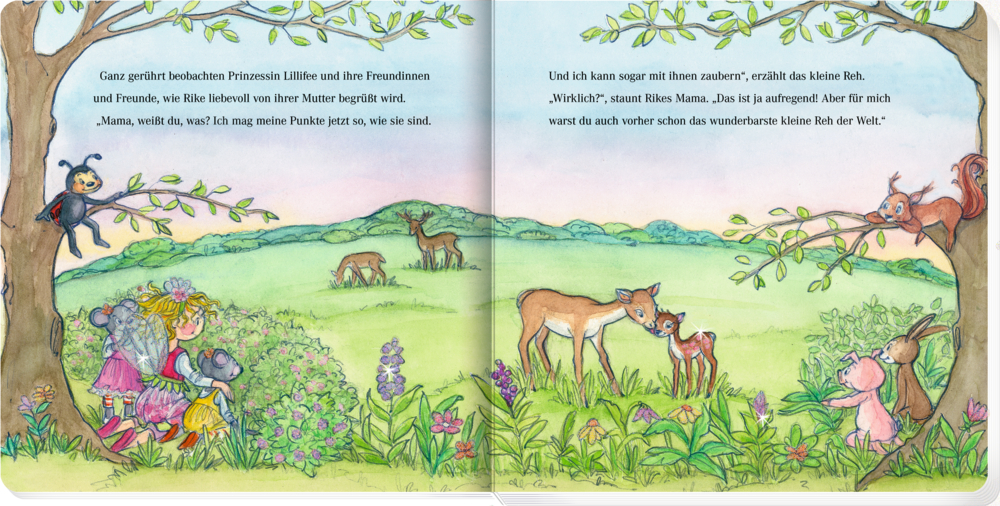 Offenes Buch mit Text, Waldtiere und einer Fee auf einer blumenreichen Wiese mit Bäumen und einem Hirsch im Hintergrund.