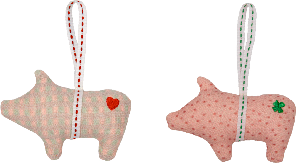 Zwei kleine Stoffschweine mit Schlaufen: das rosa-karierte mit Herz, das gepunktete mit grünem Kleeblatt auf dem Rücken.