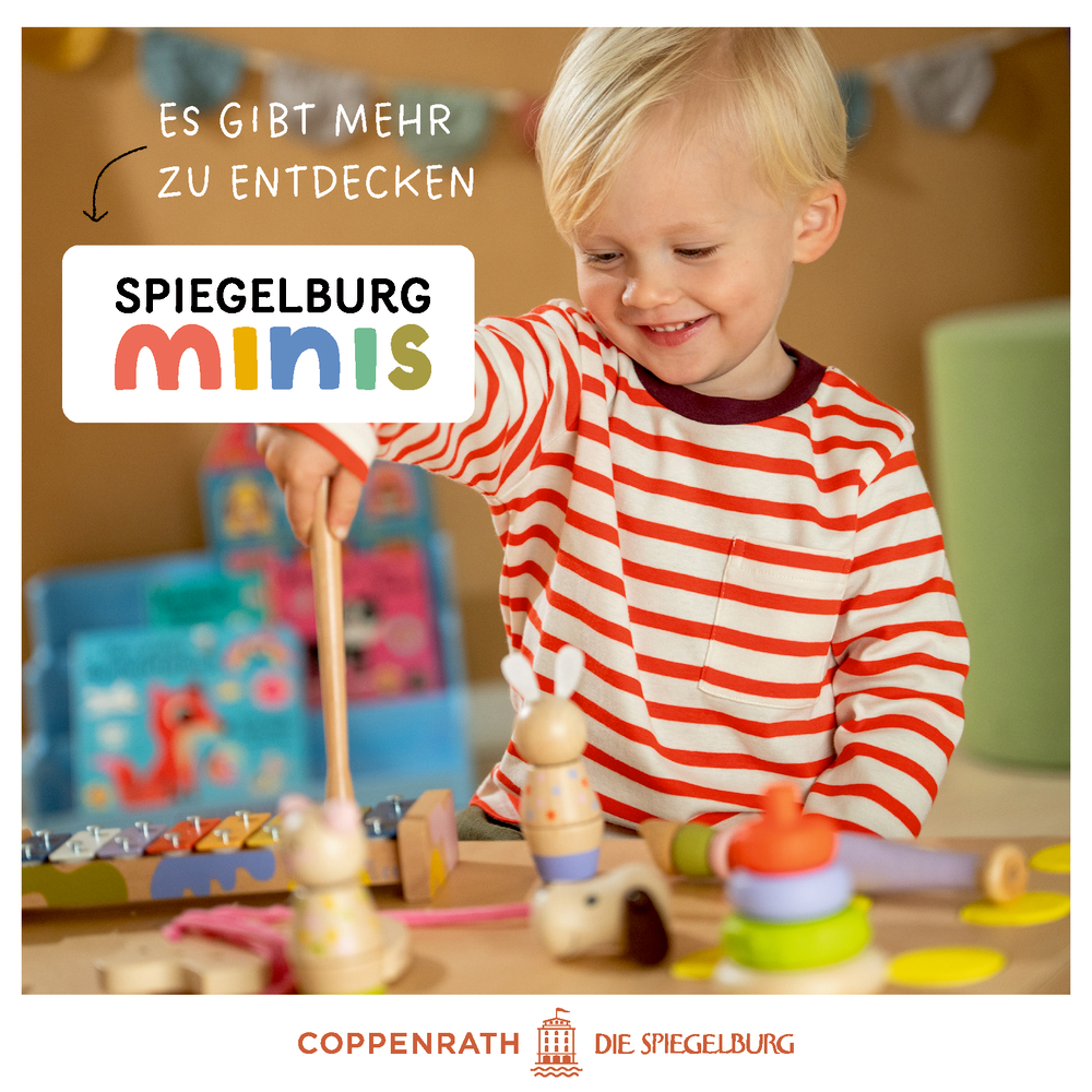 Kind mit rot-weiß gestreiftem Shirt spielt an Tisch mit bunten Holzspielzeugen, im Hintergrund Kinderbücher.