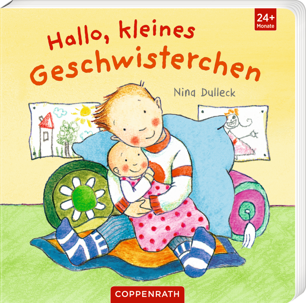 Kind umarmt Baby und im Hintergrund Spielzeug und Zeichnungen, auf dem Cover von "Hallo, kleines Geschwisterchen".