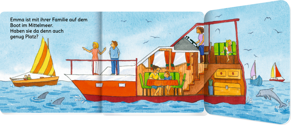 Eine Familie auf einem Boot erfreut sich an den in der Nähe schwimmenden Delfinen. Im Hintergrund sind Segelboote zu sehen.