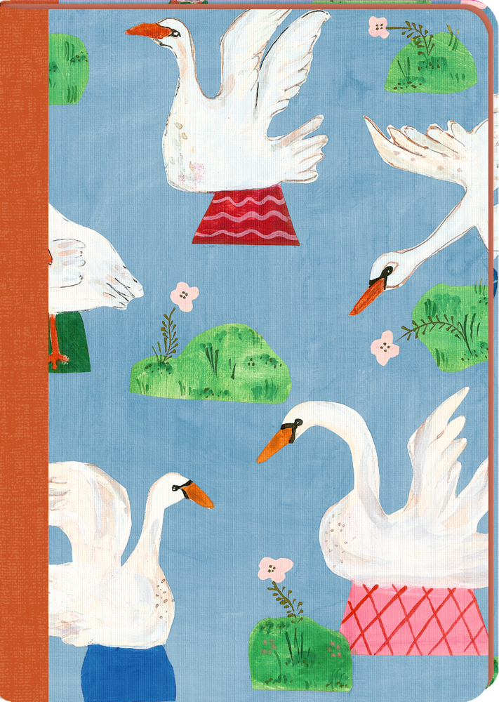 Notizbuch mit blauem Einband, orangem Buchrücken und Illustration von weißen Schwänen, grünen Inseln und kleinen rosa Blumen.