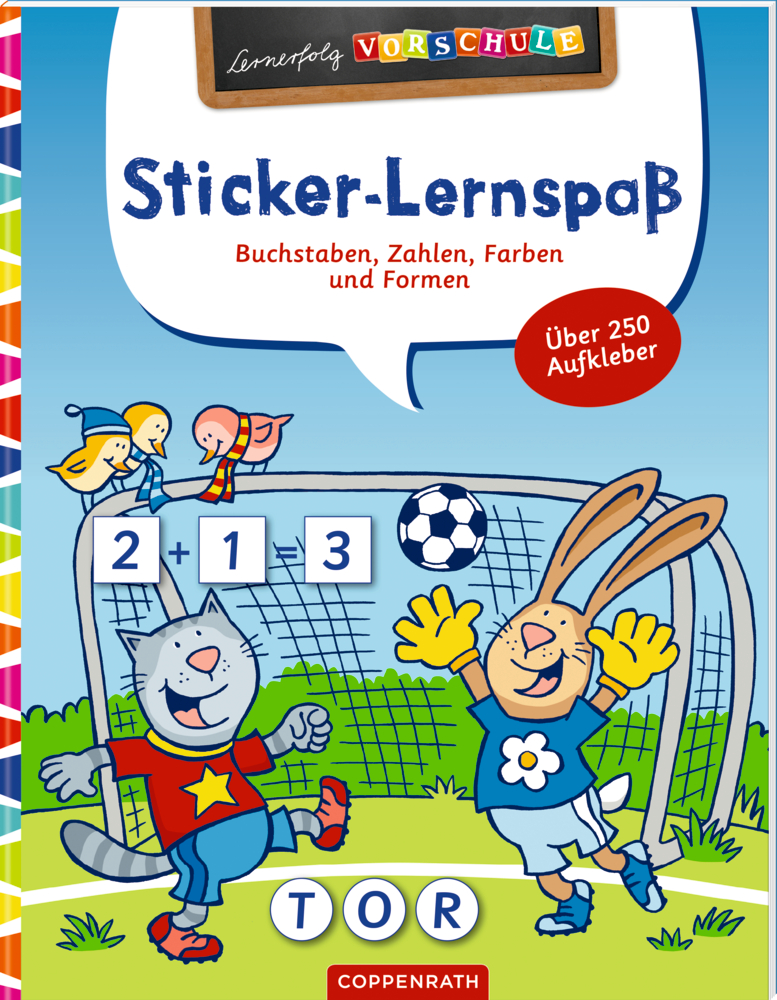 Zwei Tiere spielen Fußball vor einem Tor; auf dem Spielfeld sind Mathe- und Buchstabenaufkleber verstreut.
