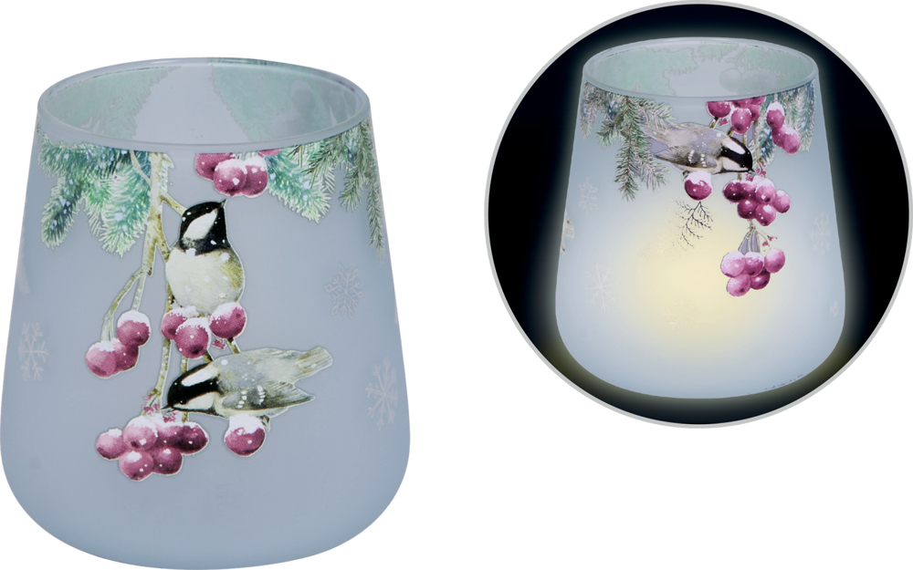 Hellblaues Glaswindlicht mit Motiv von zwei Meisen auf verschneiten Tannenzweigen und roten Beeren.