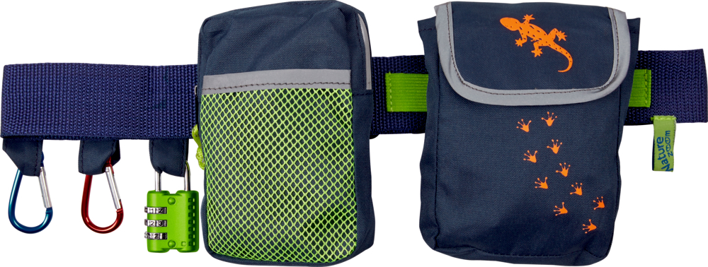 Blauer Gürtel mit zwei Taschen, Karabinern, grünem Schloss und einem orangefarbenen Eidechsendesign auf einer Tasche.