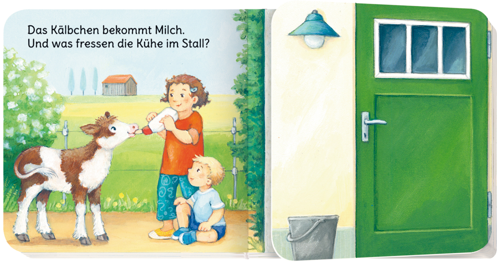 Ein Kind füttert ein Kalb mit der Flasche, ein anderes schaut zu; Gefragt wird nach dem Futter für Kühe im Stall.