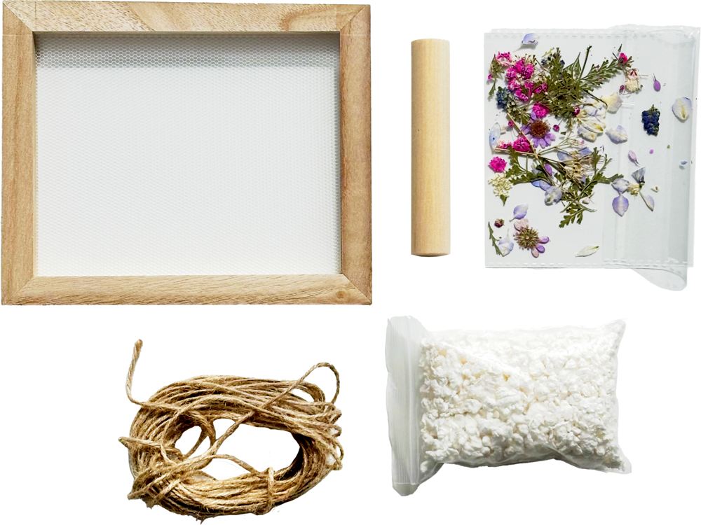 Holzrahmen, gepresste Blumen, Schnur und Beutel mit weißen Pellets auf weißem Untergrund.