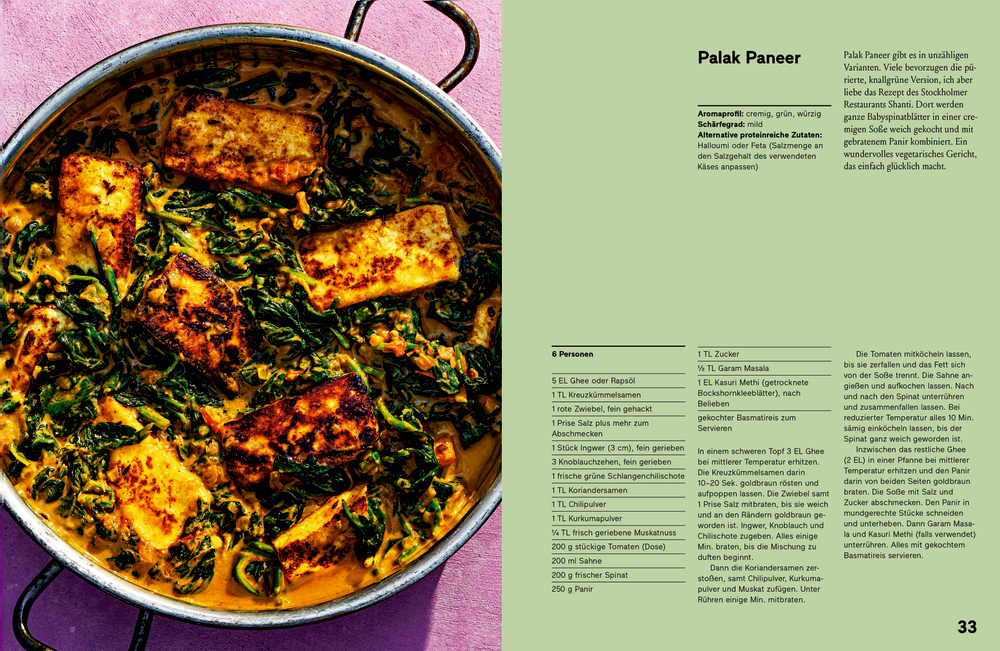 Eine Pfanne mit Palak Paneer, Spinat und Paneer in cremiger Soße auf rosa Untergrund. Rechts steht Text.