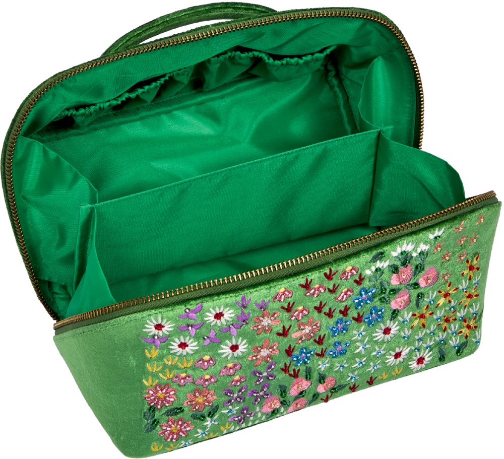 Grüne Tasche mit goldfarbenem Reißverschluss, grünem Innenfutter und bunter Blumenstickerei auf der Außenseite.
