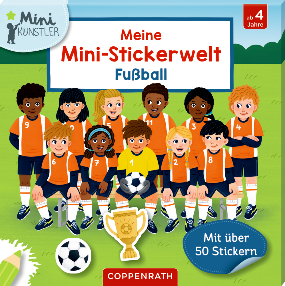 Kinderfußballmannschaft posiert mit Trophäe und Fußbällen auf einem Rasenfeld.