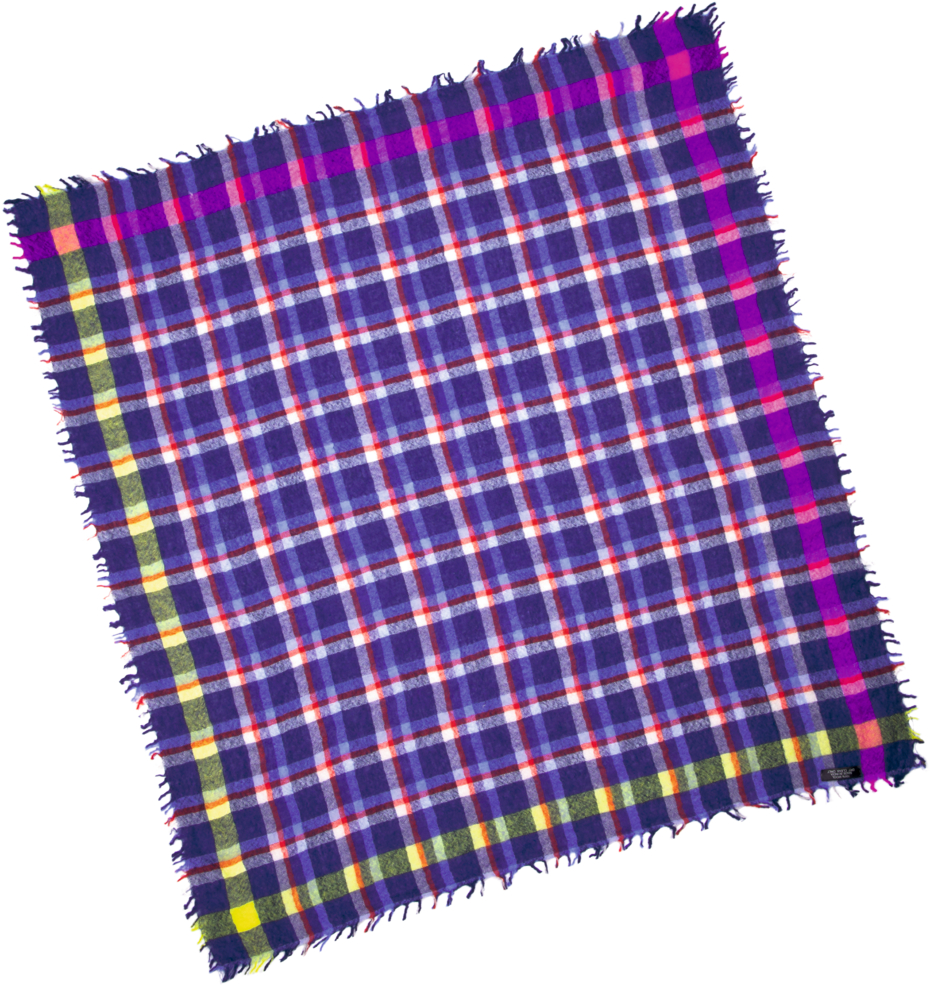 Quadratisches Tuch mit lila-weiß-pink-gelbem Karomuster und buntem, ausgefranstem Rand.