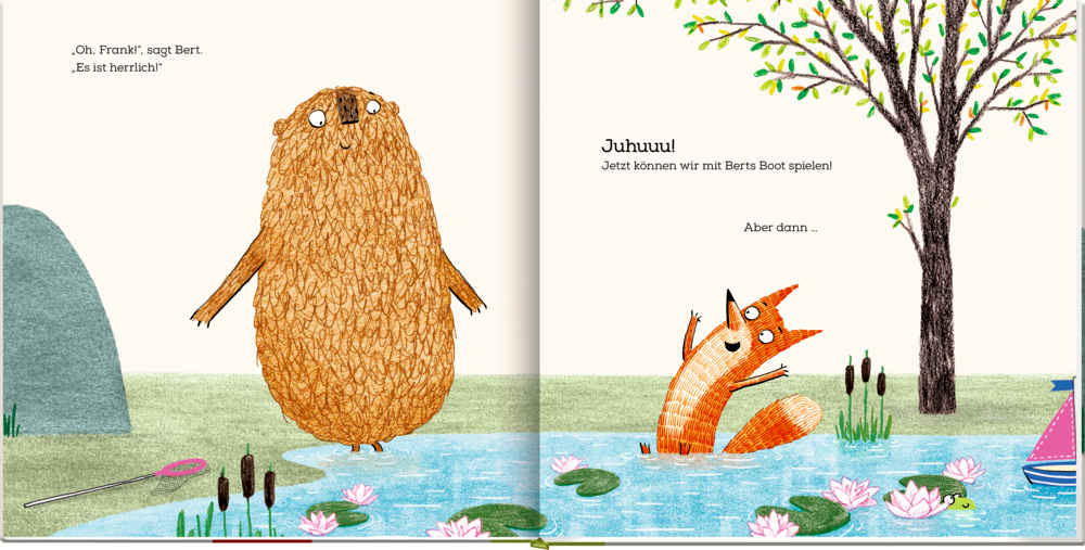 Ein brauner Bär und ein Fuchs stehen an einem Teich mit Seerosen. Der Fuchs winkt aus dem Wasser. Schilf und Bäume im Hintergrund.