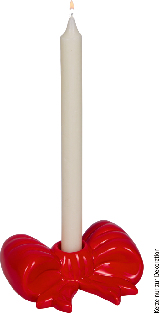 Weiße brennende Stabkerze in rotem Kerzenhalter in Form einer Schleife.