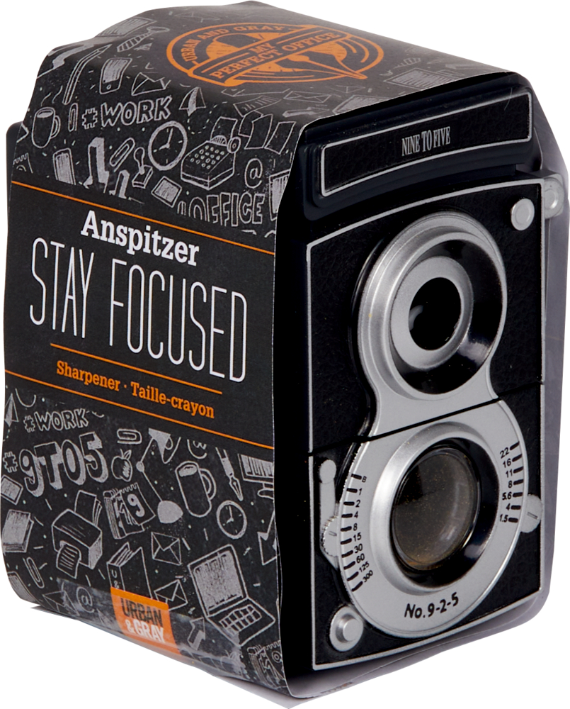 Schwarzer Vintage-Bleistiftspitzer in Kameraform, eingeschlagen in eine schwarze Papierbanderole mit der Aufschrift „Stay Focused“.