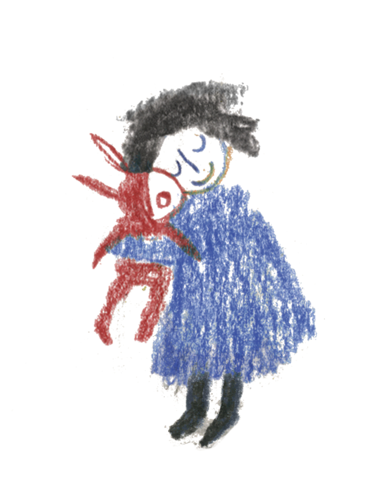 Ein Kind in einem blauen Kleid umarmt ein rotes Stofftier; beide haben geschlossene Augen und lächeln sanft.