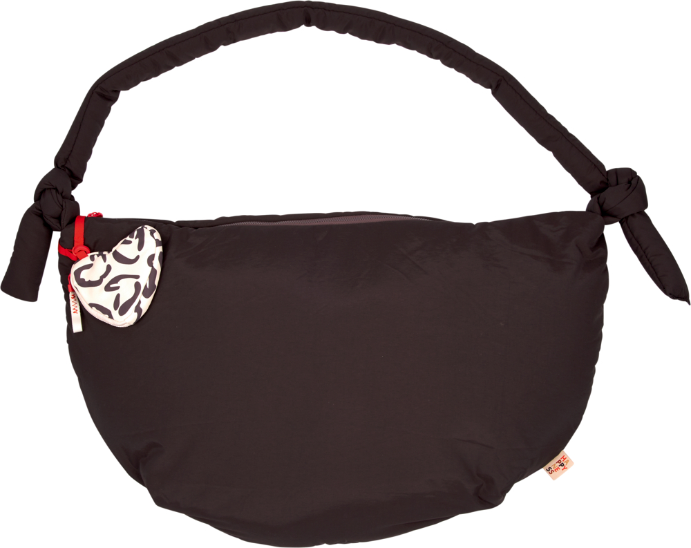 Anthrazitfarbene Tasche mit gepolstertem Henkel, seitlich verknoteten Enden und herzförmigem Anhänger in Schwarz-Weiß-Muster.