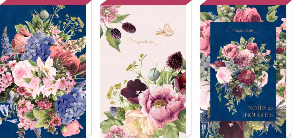 Drei Notizblöcke mit floralen Mustern in Rosa, Blau und Grün auf dunkelblauem und hellem Hintergrund.