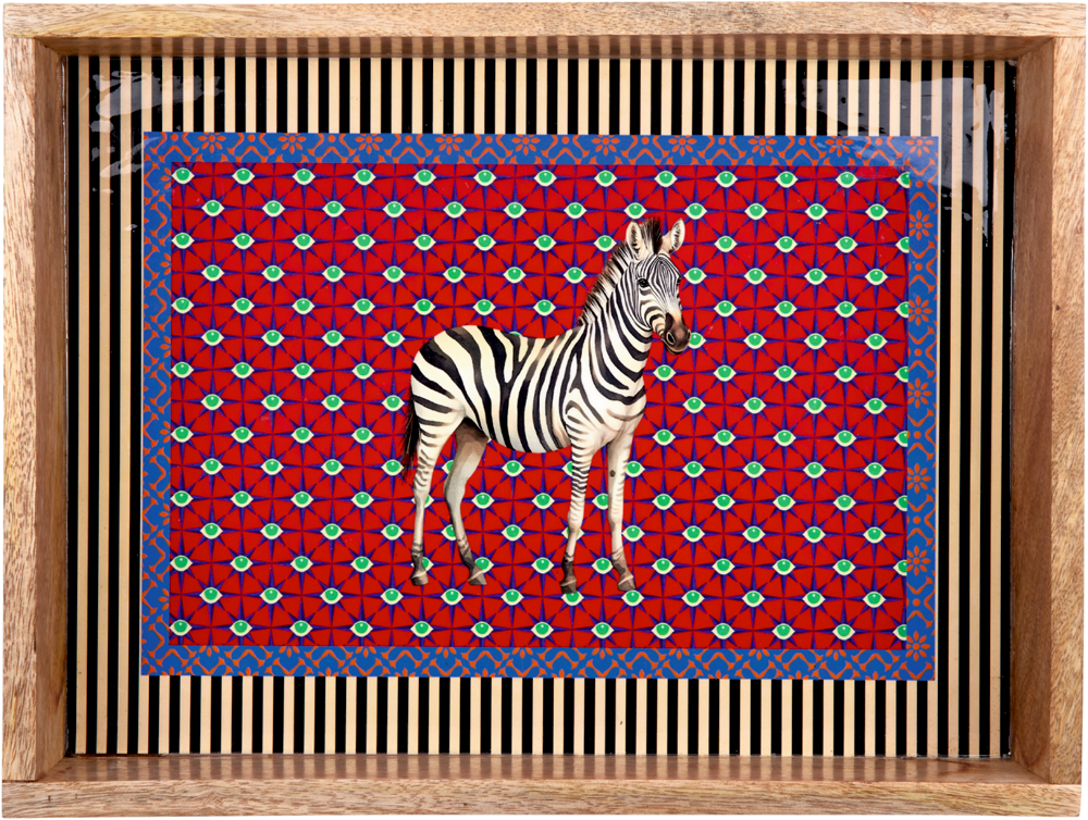 Holztablett mit Abbildung eines Zebras vor rotem geometrischem Muster mit blauen und grünen Elementen.