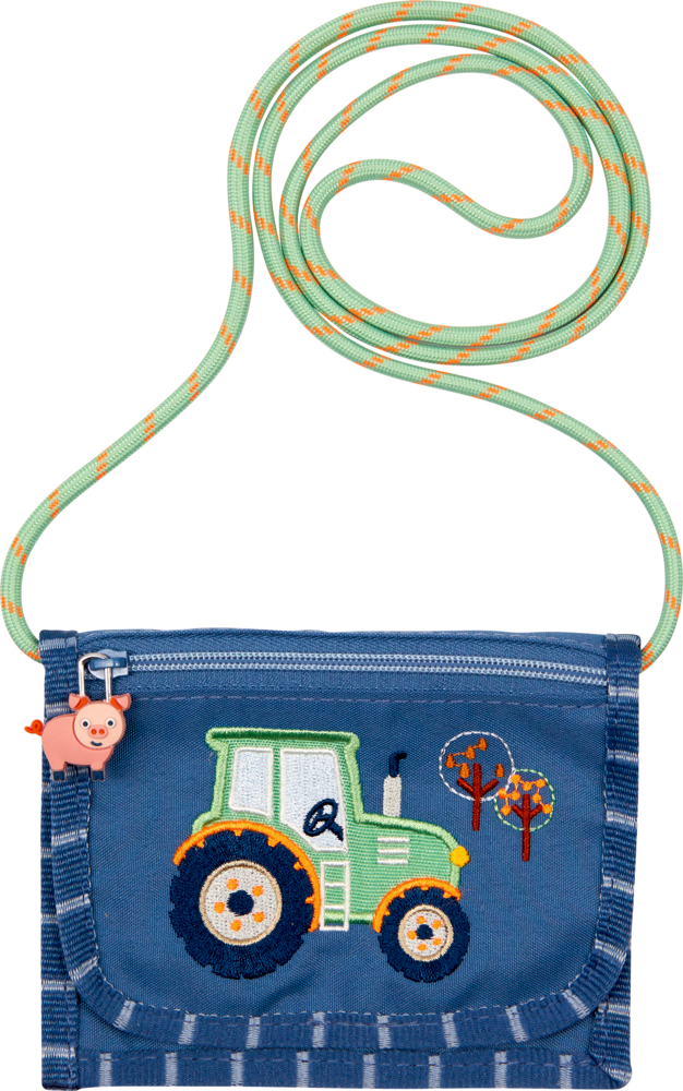 Blaue Kindergeldbörse mit grünem Traktor, Bäumen, Reißverschlussanhänger in Schweineform und grün-orange gestreiftem Riemen.