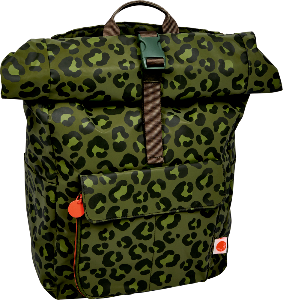 Grüner Rucksack mit dunkelgrünem Leopardenmuster, Rollverschluss, Fronttasche mit Reißverschluss und braunem Tragegriff.