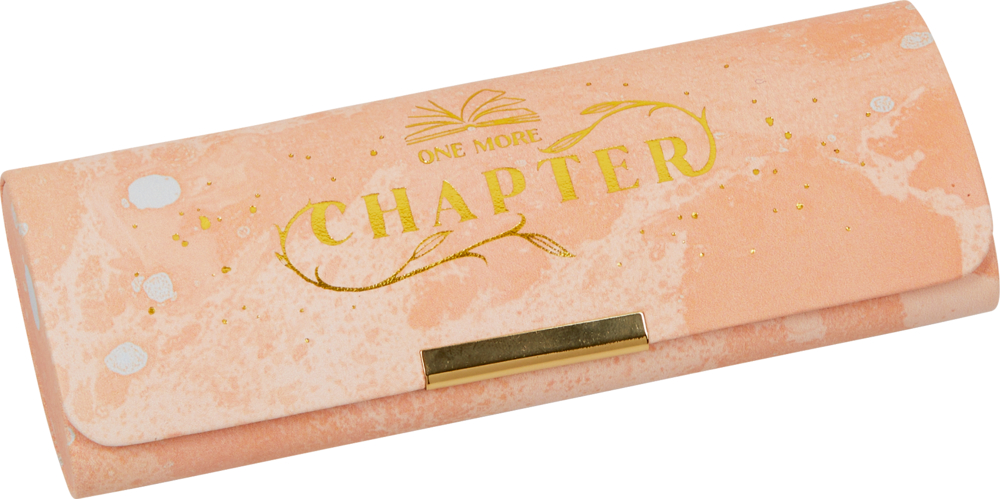 Brillenetui in Rosa und Pfirsich mit der goldenen Aufschrift „One More Chapter“ auf dem Deckel.