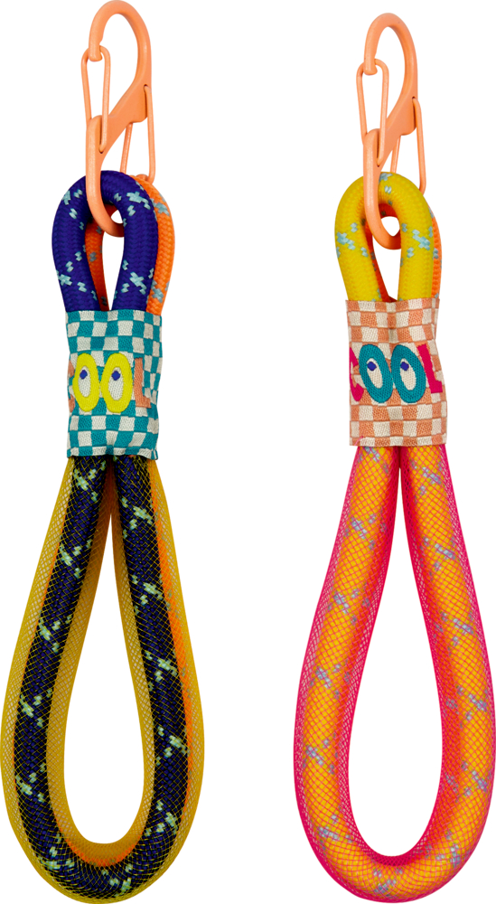 Zwei bunte Karabiner mit gemusterten Kletterseilen sind nebeneinander platziert.