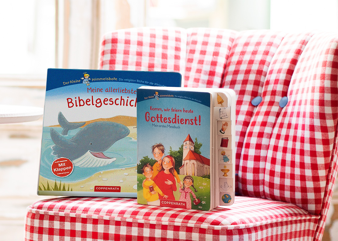 Cover zweier Coppenrath christliche Bücher auf einem Sessel stehend
