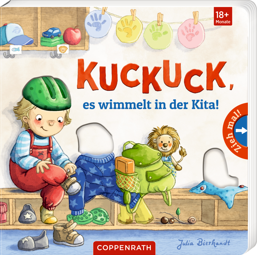 Kind mit grünem Helm zieht sich Schuhe an, daneben Spielzeug und Kinderkleidung mit Ziehelementen auf bunter Buchcover-Illustration.