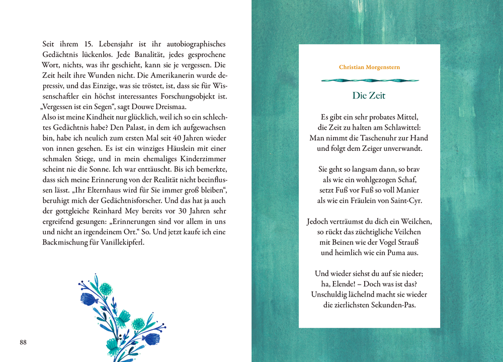 Offenes Buch mit deutschem Text auf beiden Seiten und einem blauen Blumenmuster in der unteren linken Ecke.