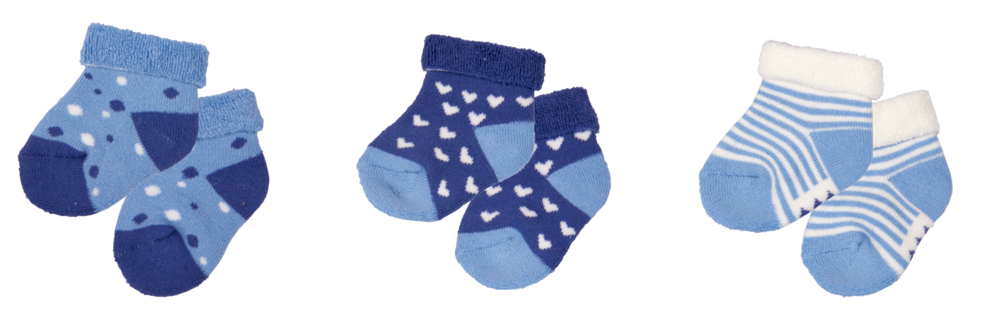 Set mit 3 blauen Babysocken mit Tupfen-, Herz- und Streifenmuster auf weißem Hintergrund.