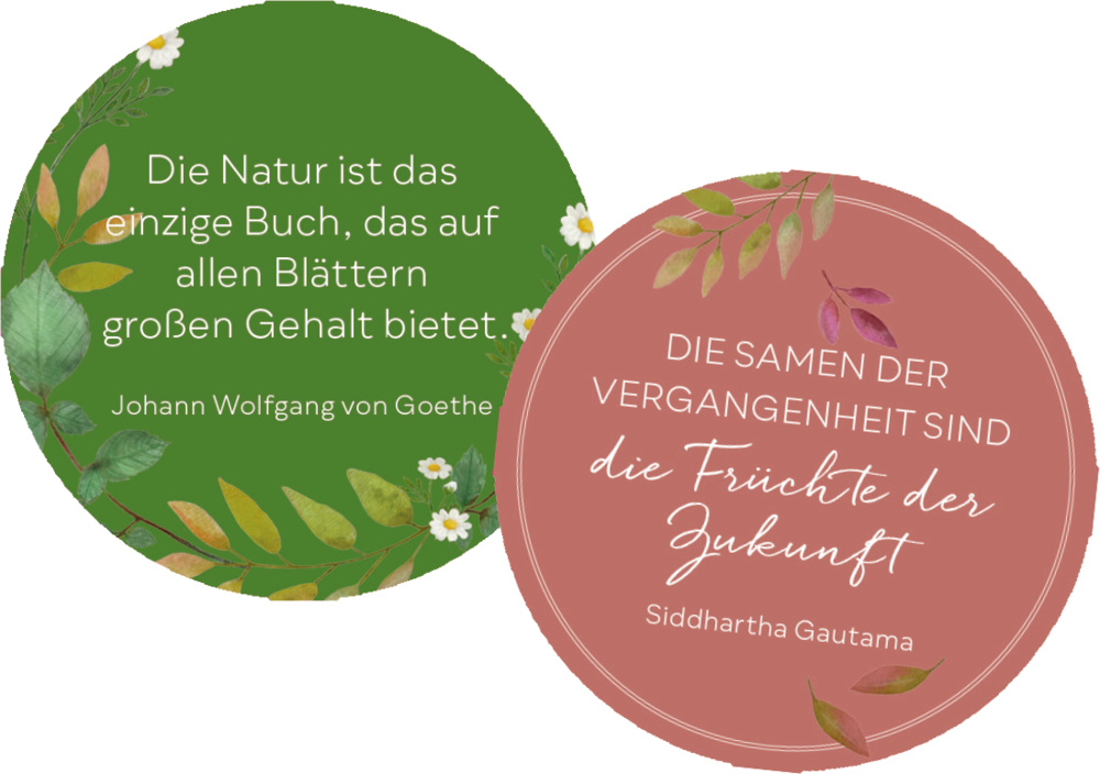 Zwei runde Karten mit Blättern und Blüten, eine grün mit Goethe-Zitat, eine rostrot mit Gautama-Zitat.