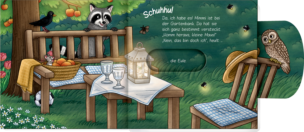 Buchinnenabbildung mit Waschbär hinter einer gemütlichen Gartenbank bei Nacht. Auf einem herausgezogenen Schieber wird eine Eule sichtbar.