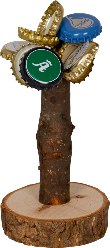 Kleine Baumskulptur auf einem Holzsockel, mit Kronkorken als Blättern.