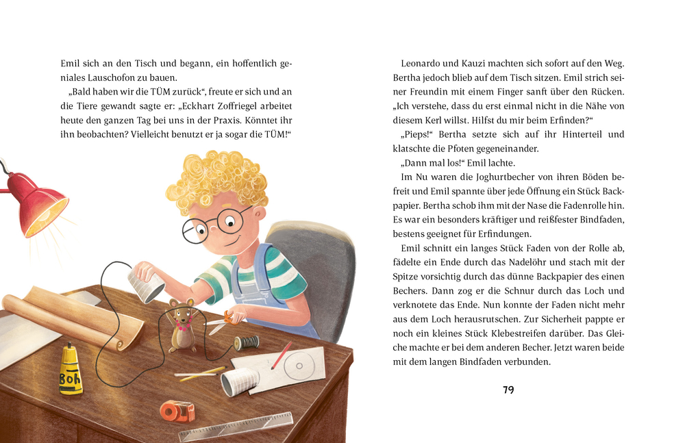 Ein lockiger Junge mit Brille baut am Tisch mit Werkzeug, Taschenlampe und Drahtspule ein Gerät, auf einer Doppelseite mit Text.