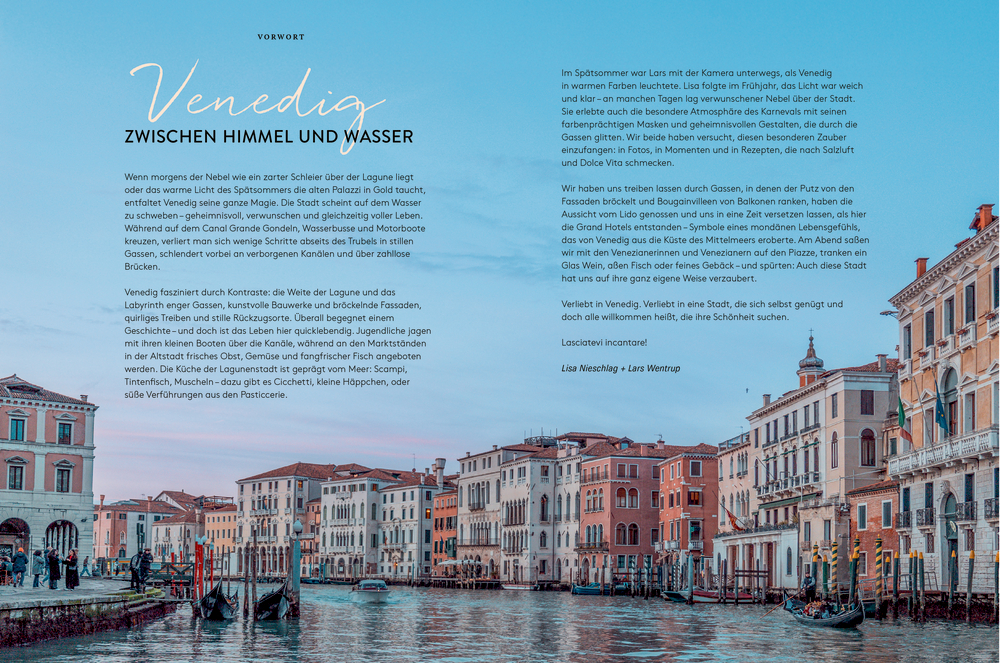 Venedigs Canal Grande mit bunten, historischen Gebäuden am Ufer und klarem Himmel.