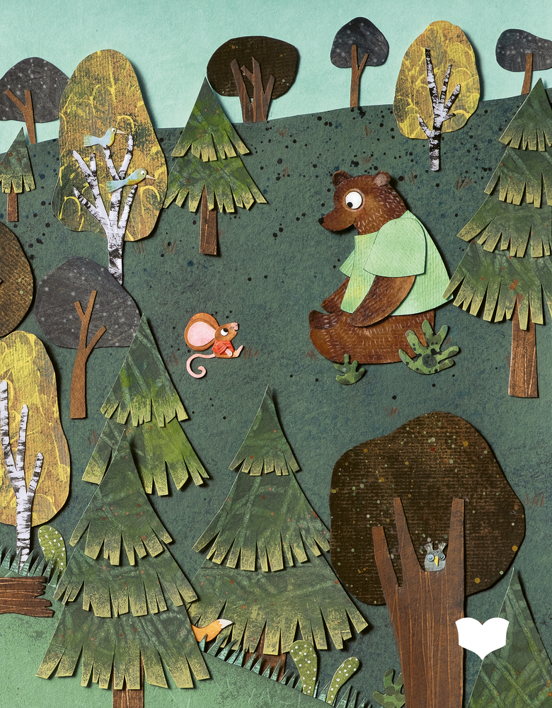 Ein Bär und eine Maus stehen sich in einem Wald gegenüber, umgeben von Bäumen; unten im Grün versteckt sich ein Fuchs.