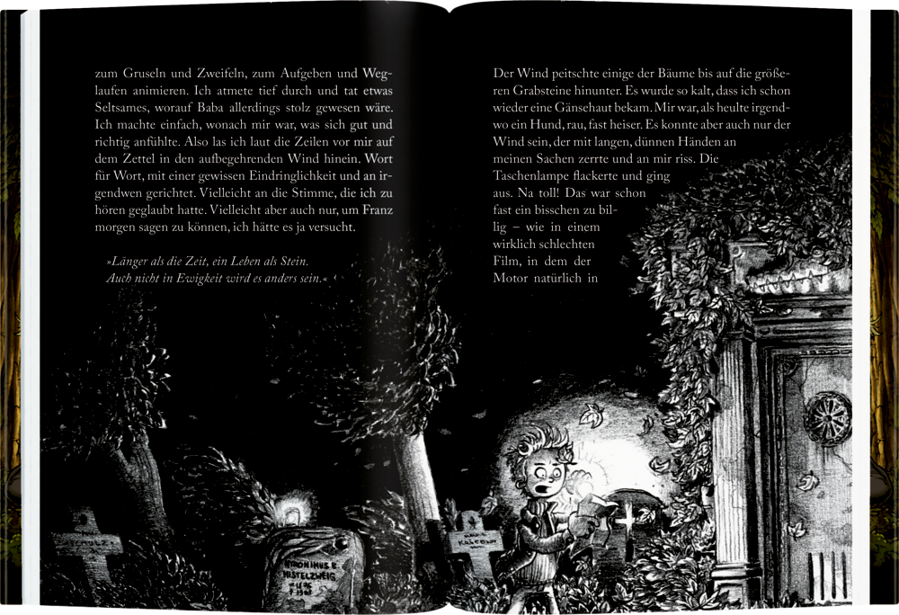 Unheimliche, schwarze Buchinnenseite mit einem Kind auf einem nächtlichen Friedhof, das mit einer Taschenlampe in ein Buch schaut.