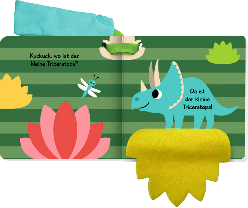 Stoffbuchseite: Ein niedlicher Triceratops wird unter einer gelben Stoffblume sichtbar.