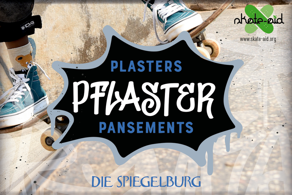 Füße eines Skateboarders auf einem Brett auf einer Packung mit dem Text „PFLASTER“ und dem sichtbaren Skate-Aid-Logo.