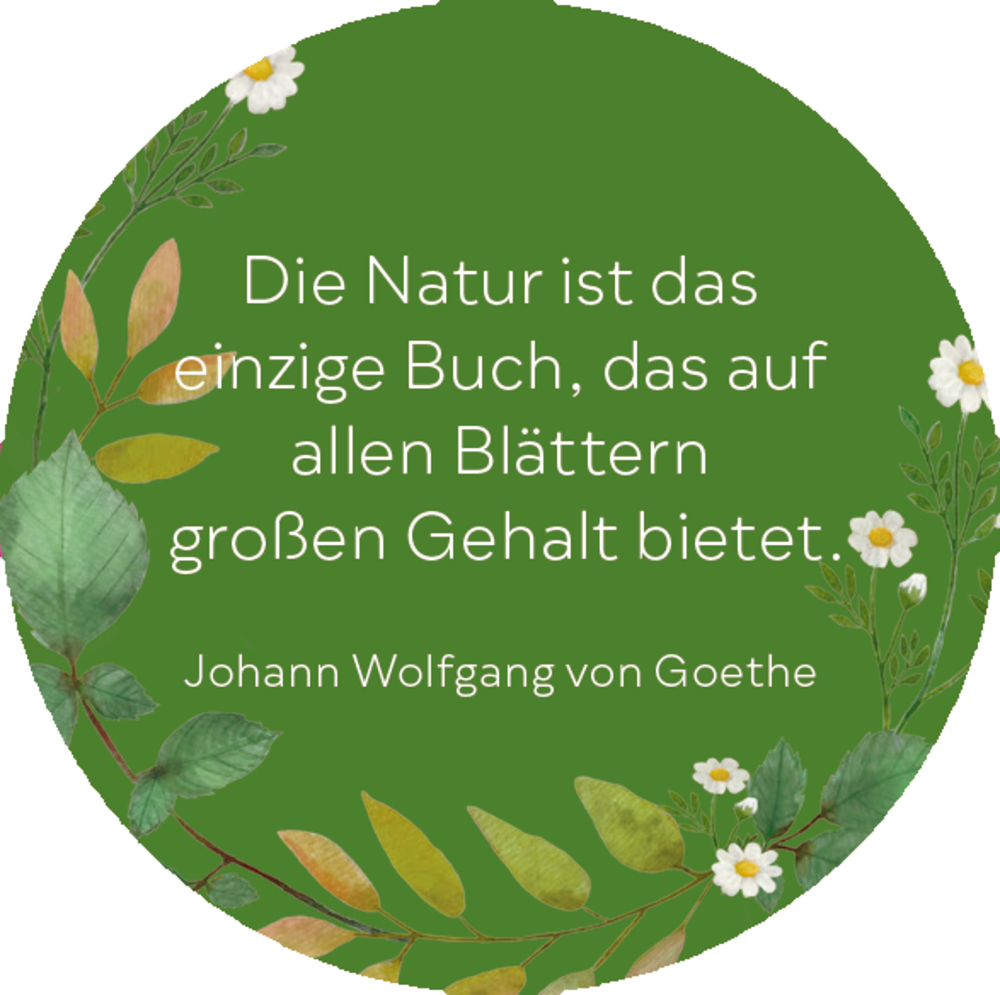 Grüner Kreis mit Pflanzenillustrationen und dem Zitat „Die Natur ist das einzige Buch ... Johann Wolfgang von Goethe“.