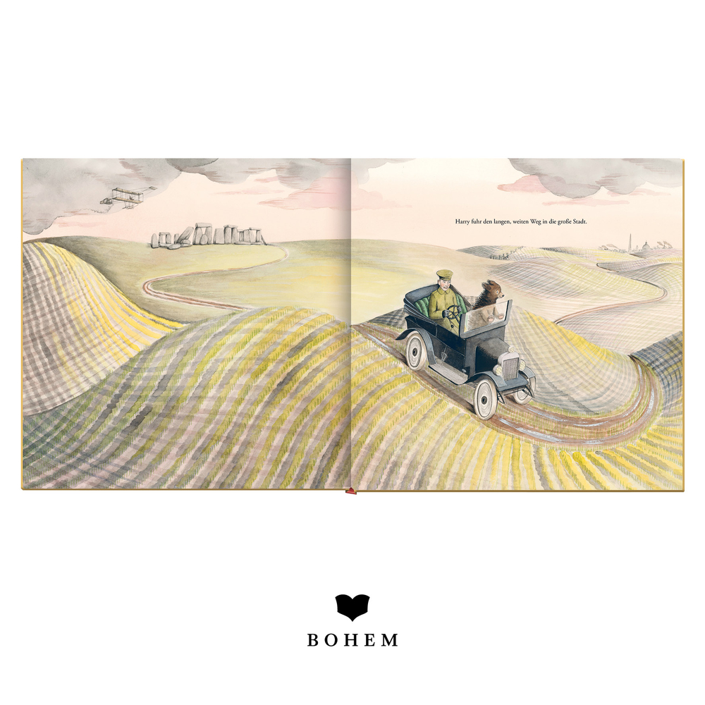 Ein Mann und ein Bär fahren ein altmodisches Auto durch hügelige Landschaft. Im Hintergrund stehen Stonehenge und fliegen Flugzeuge.