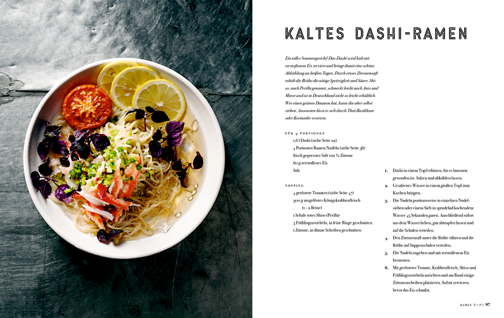 Gekühlte Dashi-Ramen mit Zitrone, Tomate, Krabbenstäbchen, Gemüse und Toppings neben einer Rezeptseite.