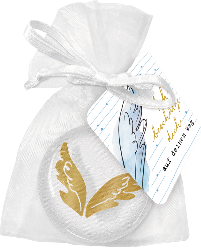 Weißer Organzabeutel mit blauem Flügeletikett, in dem sich ein Handschmeichler mit goldenem Flügeldesign befindet.