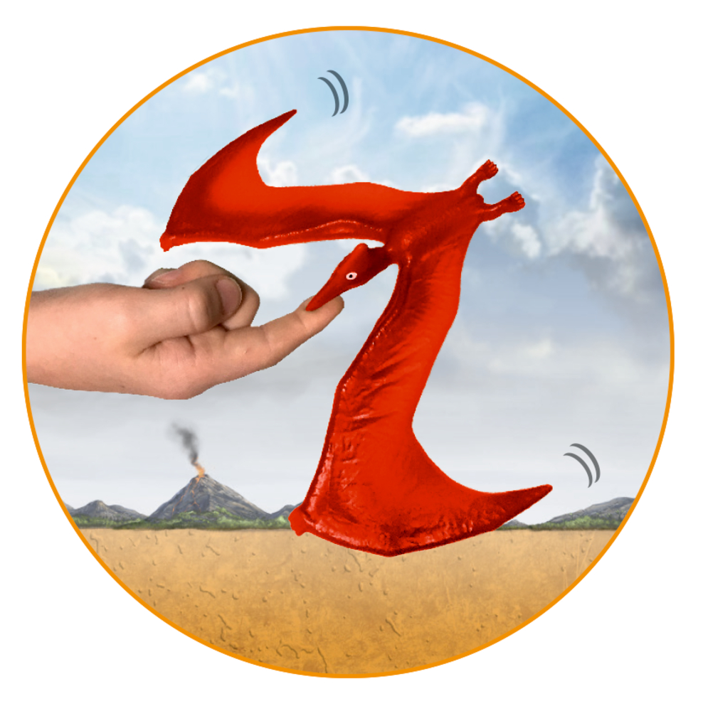 Auf dem Zeigefinger einer Hand balanciert ein Dinosaurerspielzeug.