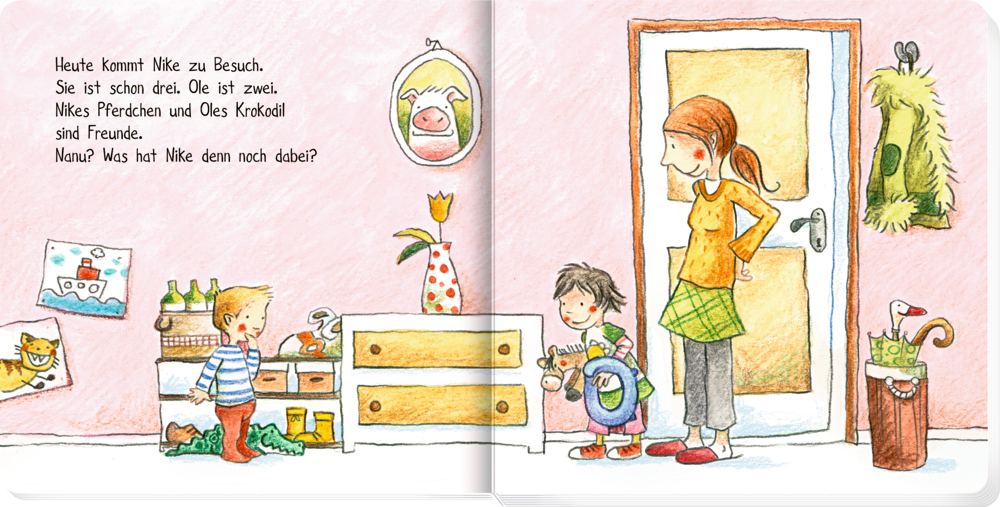 Offenes Buch mit Text in dem zwei Kinder und eine Frau lächeln und sich in einem farbenfrohen Raum voller Spielsachen und einer Kommode unterhalten.