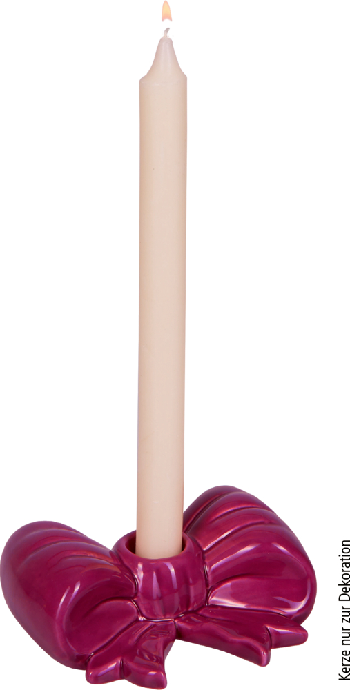 Beige Stabkerze in einem glänzenden pinkfarbenen Kerzenhalter in Form einer Schleife.