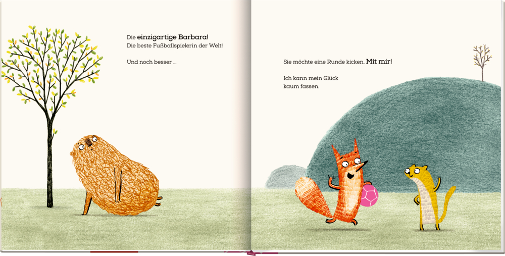 Ein orangefarbener Fuchs mit rosa Ball lädt ein gelbes Wiesel zum Spielen ein, während ein Tier am Baum steht.