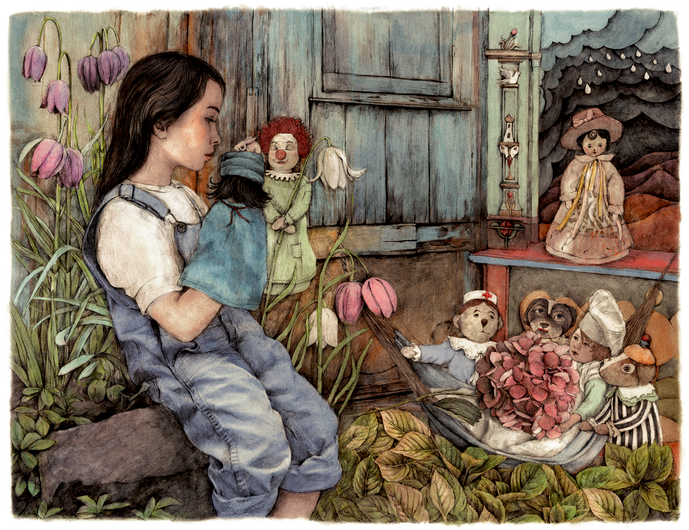 Mädchen in Latzhose hält Puppen und sieht sich ein Puppenspiel im Garten an, umgeben von Blumen und Spielzeugtieren.