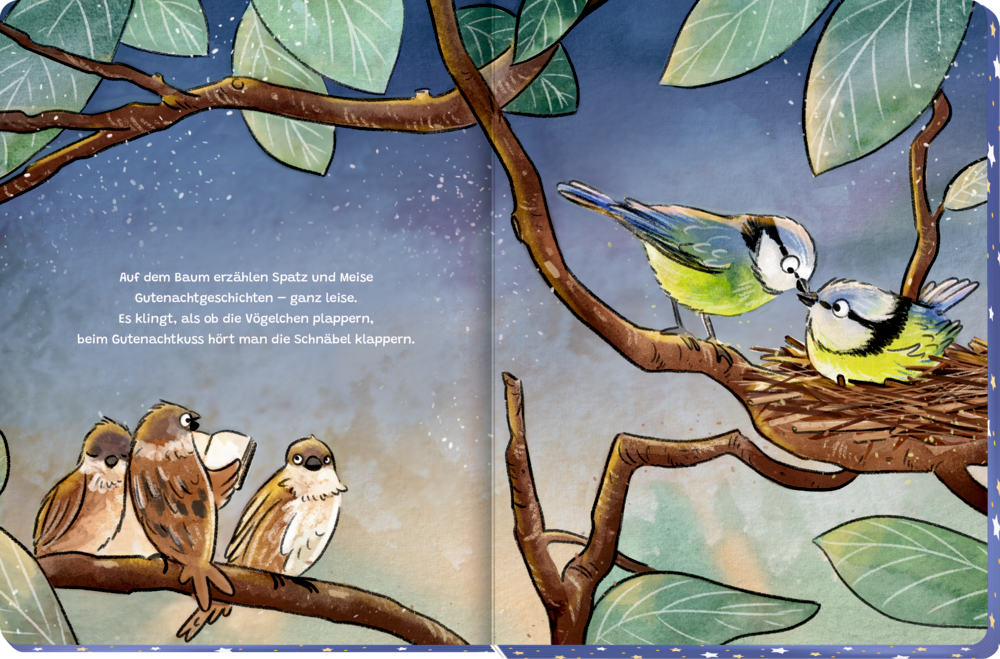 buchinnenseiten mit Illustrationen von Spatzen auf einem Ast und zwei Meisen auf einem Nest, umgeben von Blättern und Abendhimmel.
